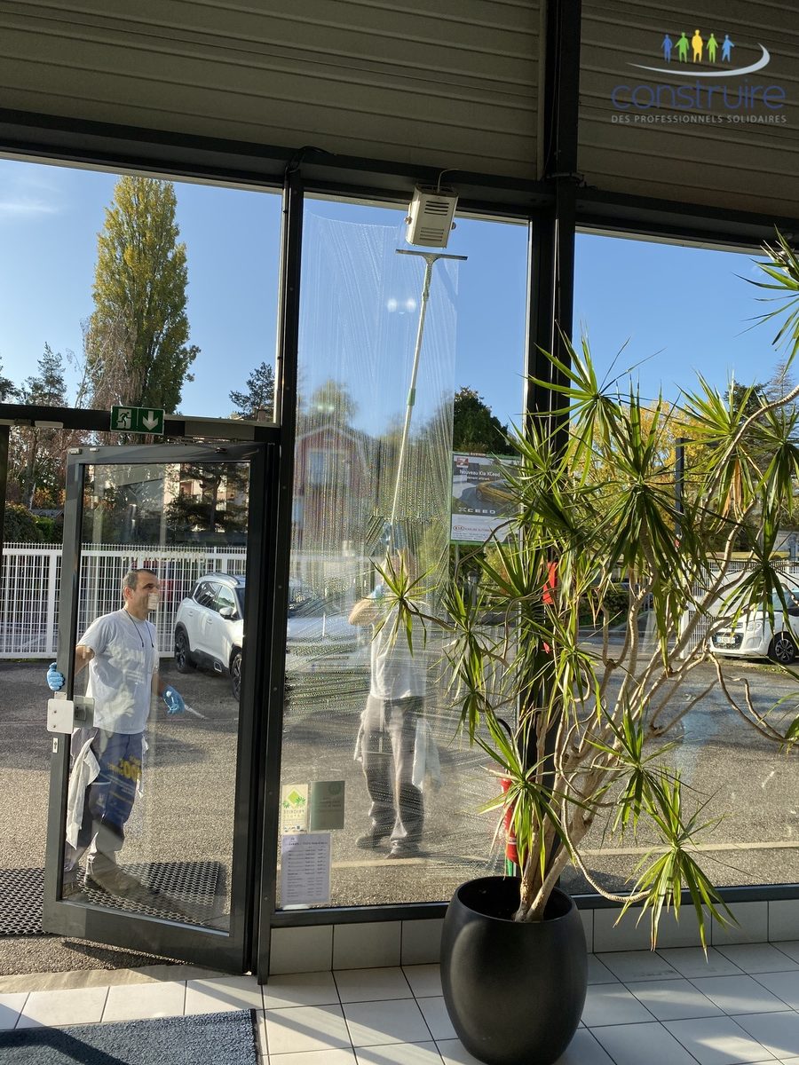 L'importance du nettoyage de vitrerie au printemps - AMS Mulhouse