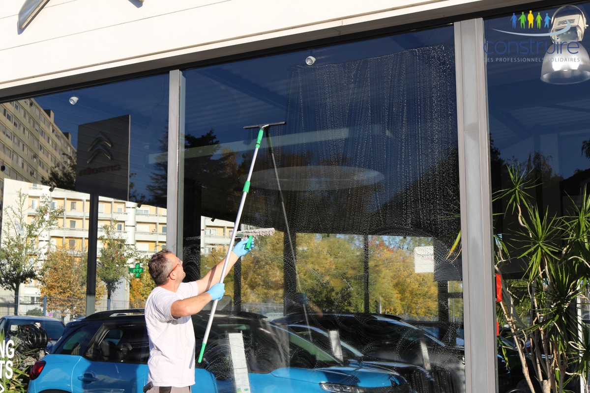 L'importance du nettoyage de vitrerie au printemps - AMS Mulhouse